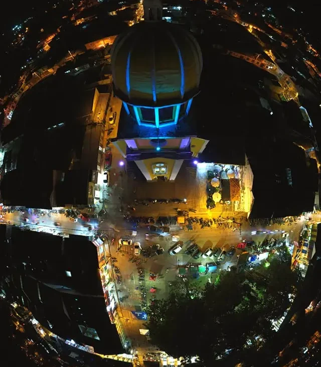 Ubicación: <span>Dentro del Pueblo</span>