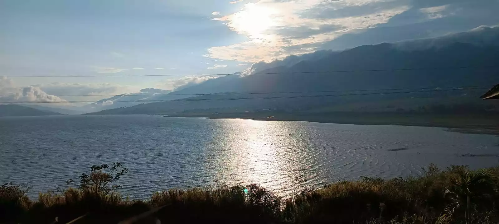 Ubicación: <span>Frente al Lago Calima</span>