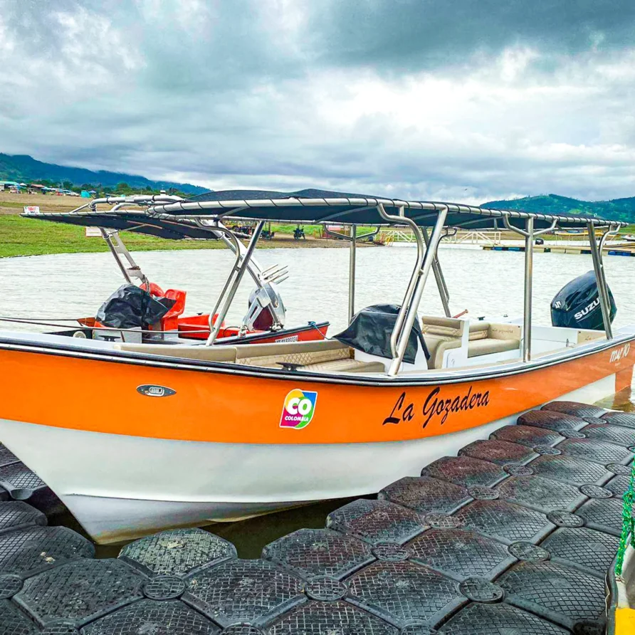 paseo en lancha en el lago calima