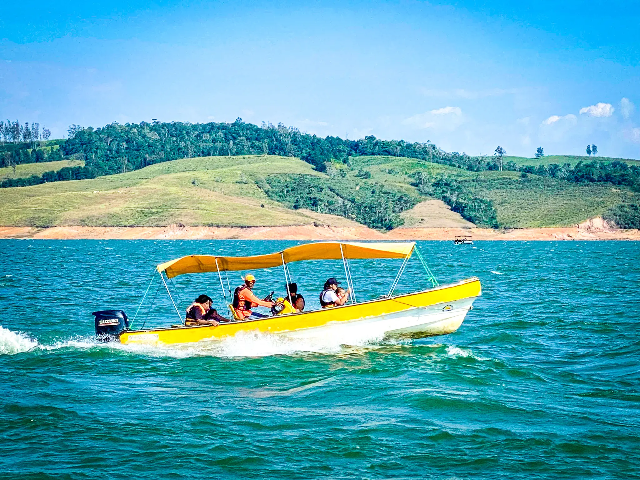 paseo en lancha en el lago calima 1