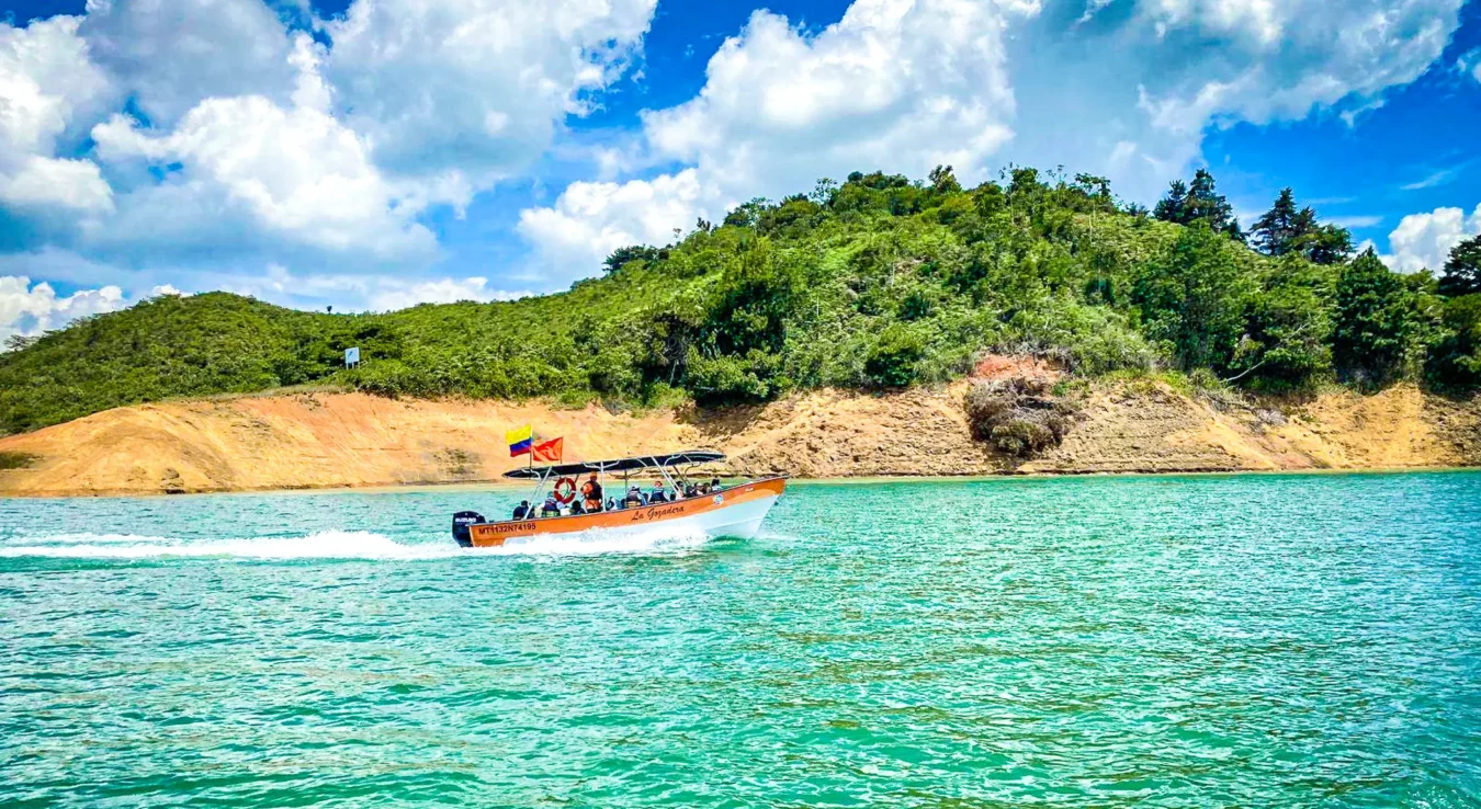 paseo en lancha en el lago calima 2