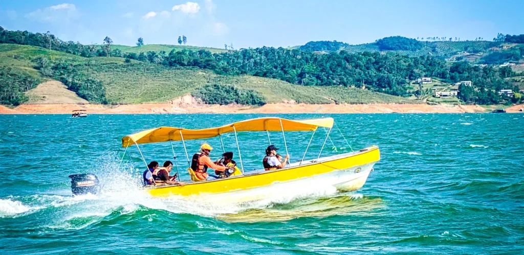 Plan Romántico Lago Calima: Escapada Perfecta Para Parejas #1 6 paseo en lancha en el lago calima 5 e1727911709550