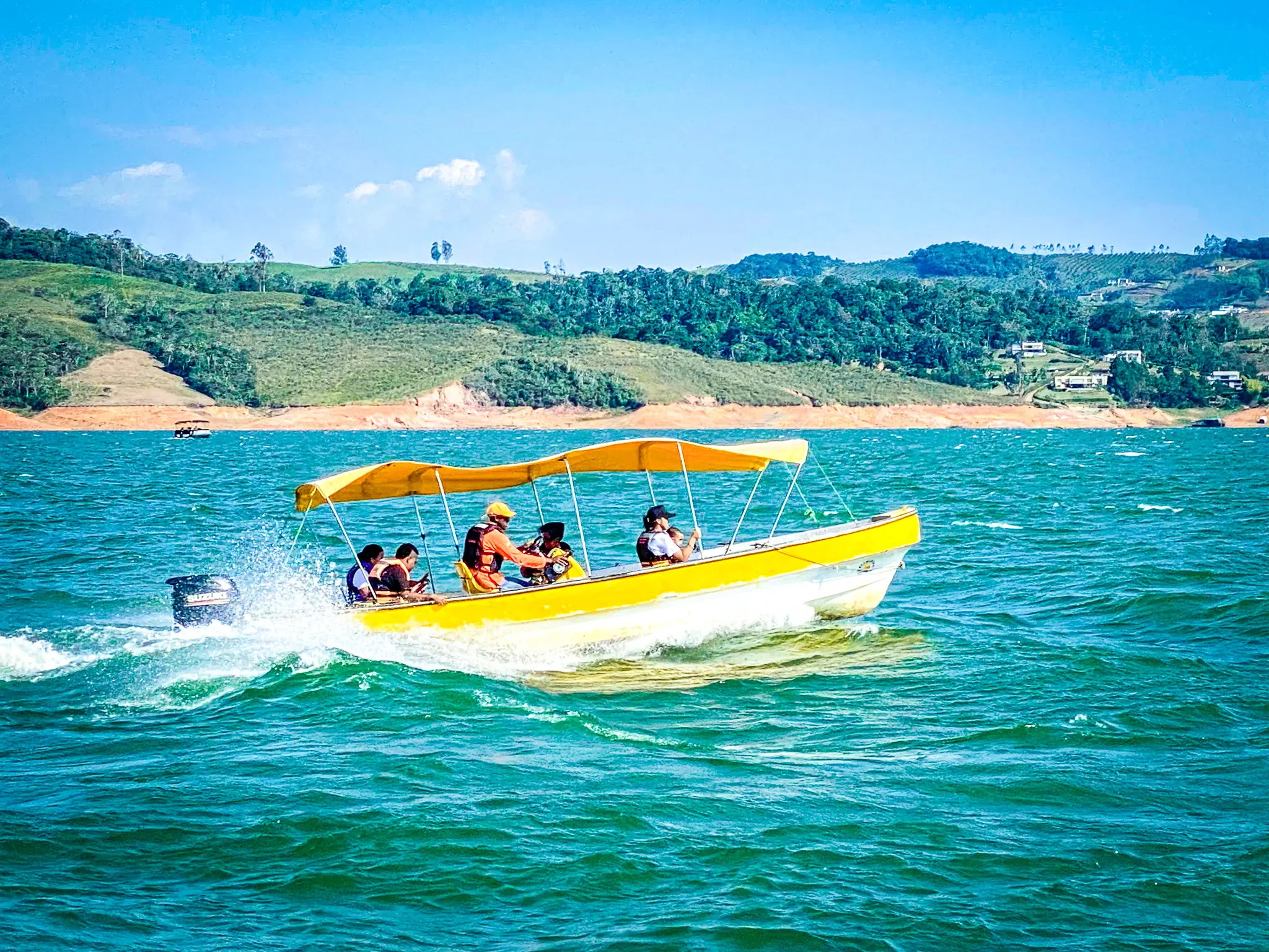 paseo en lancha en el lago calima 5