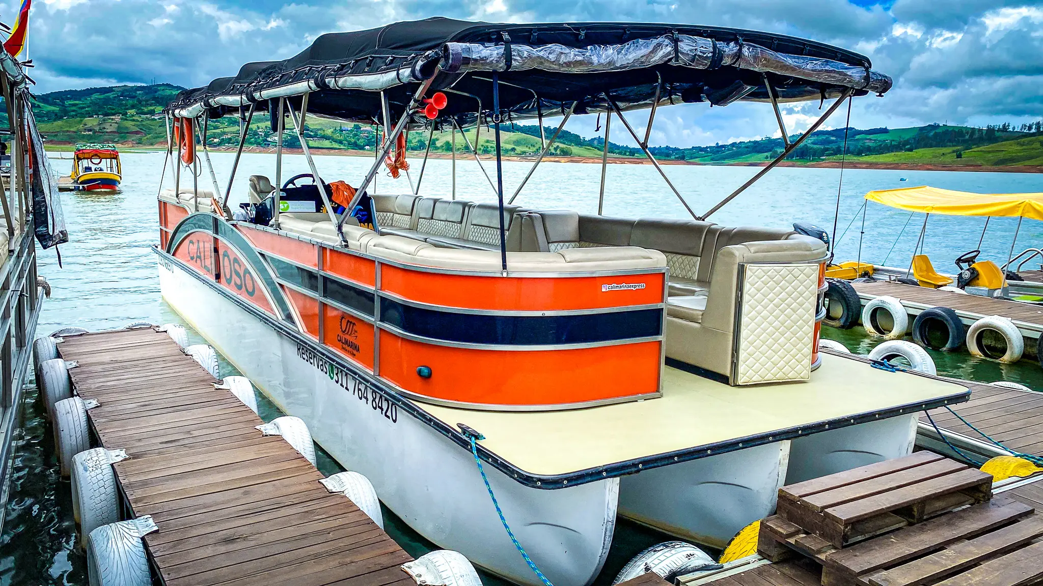 Paseo En Pontón En El Lago Calima 2 paseo en ponton 1 2