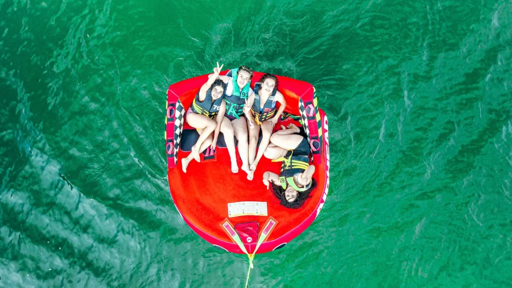Plan Romántico Lago Calima: Escapada Perfecta Para Parejas #1 8 paseo en sofa acuatico lago calima
