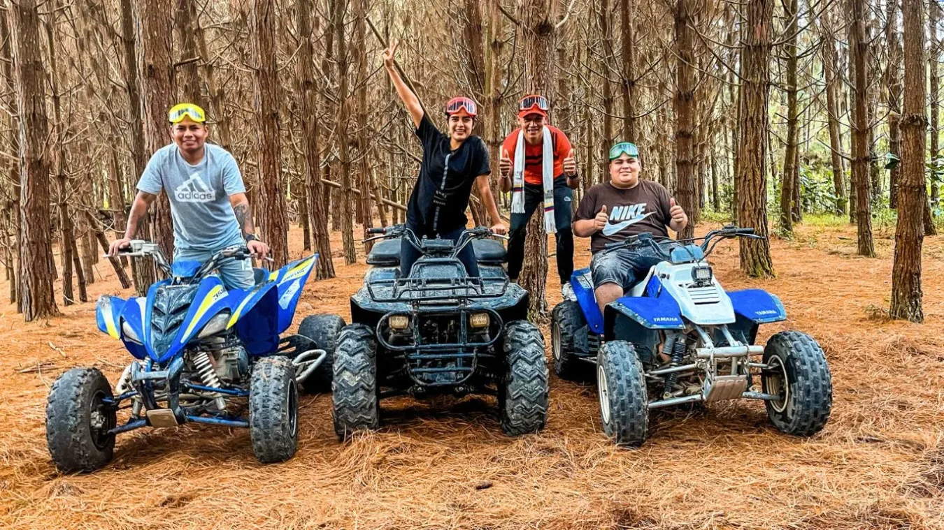 Grupo en cuatrimotos disfrutando una aventura extrema en el bosque de pinos de Lago Calima.