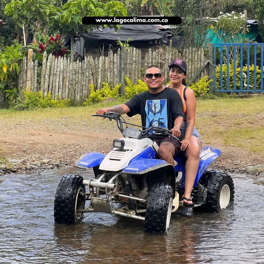 Cuatrimotos en Lago Calima, emocionante actividad en un sendero rodeado por un denso bosque de pinos.