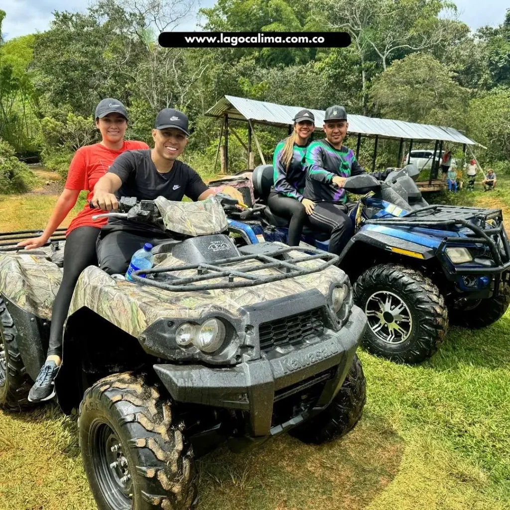 Cuatrimotos en Lago Calima, emocionante actividad en un sendero rodeado por un denso bosque de pinos.