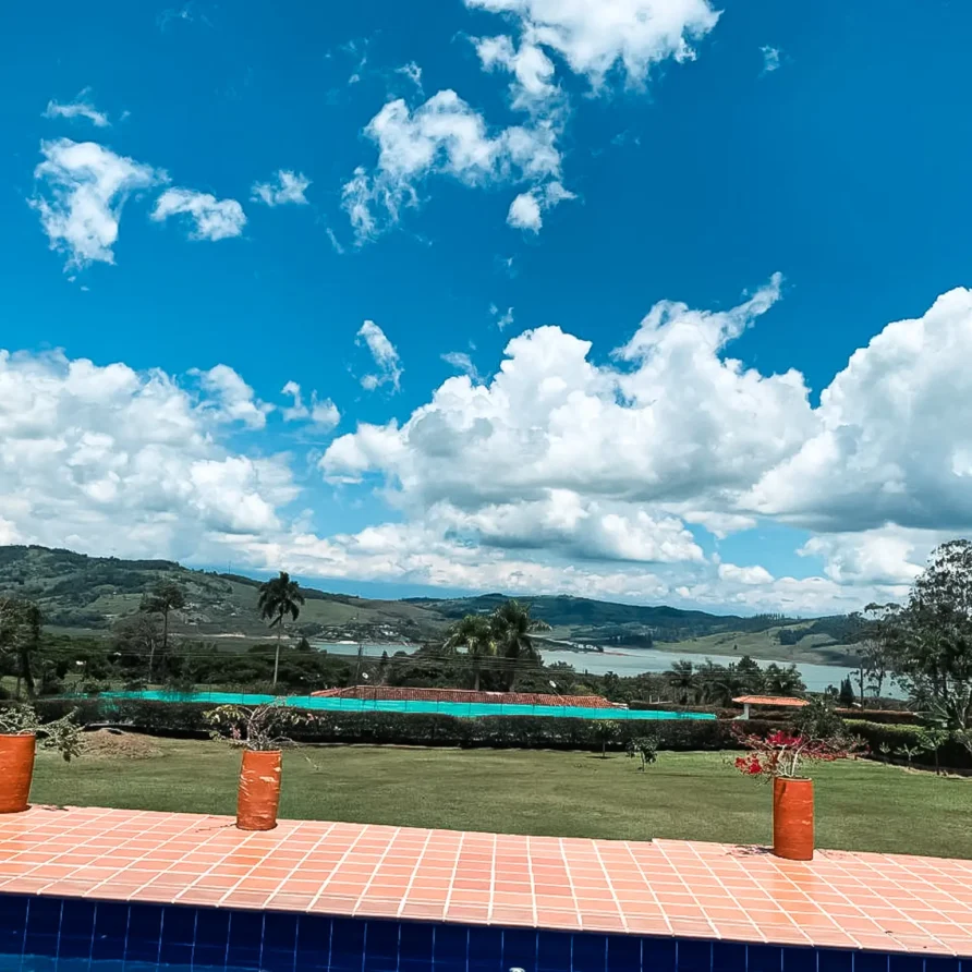 finca villa aura con vista al lago calima