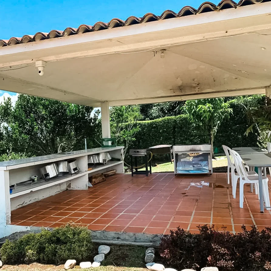 finca villa aura con vista al lago calima