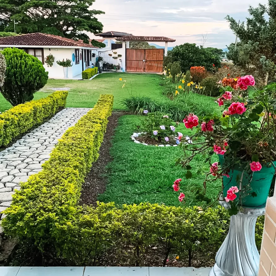 finca villa aura con vista al lago calima