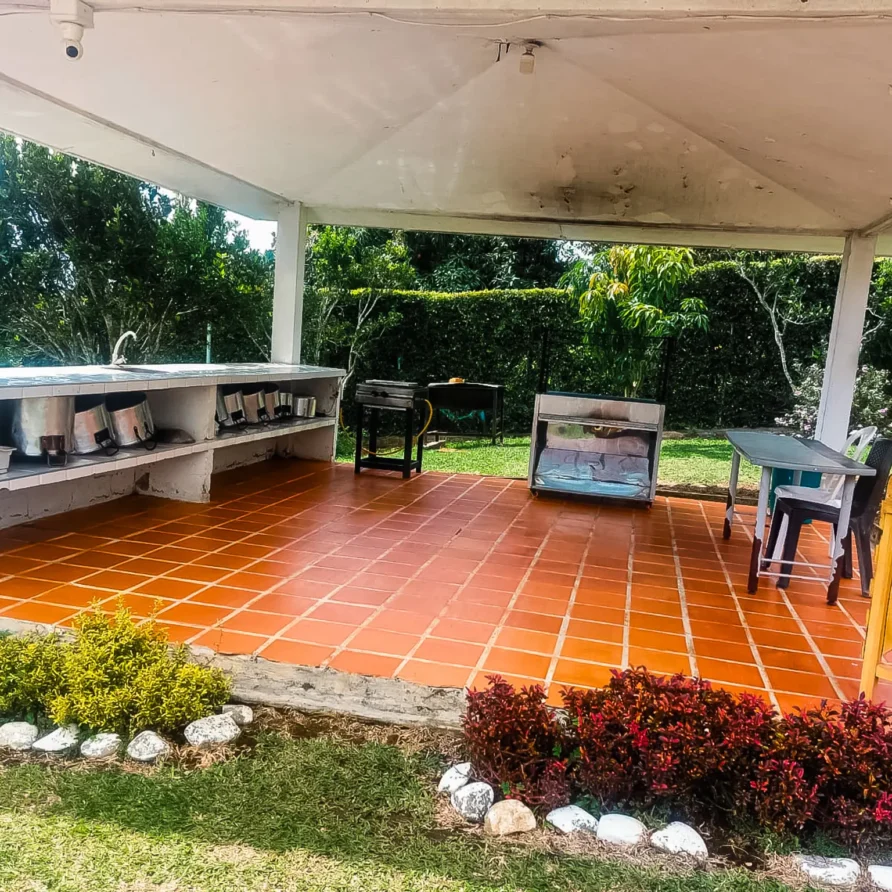 finca villa aura con vista al lago calima