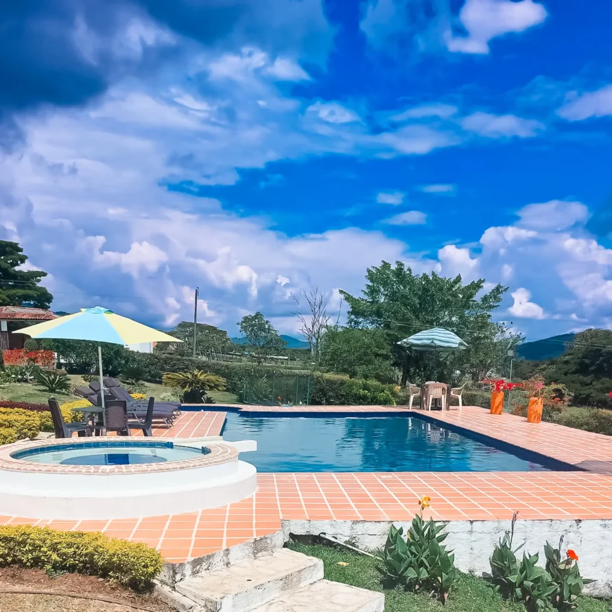 finca villa aura con vista al lago calima