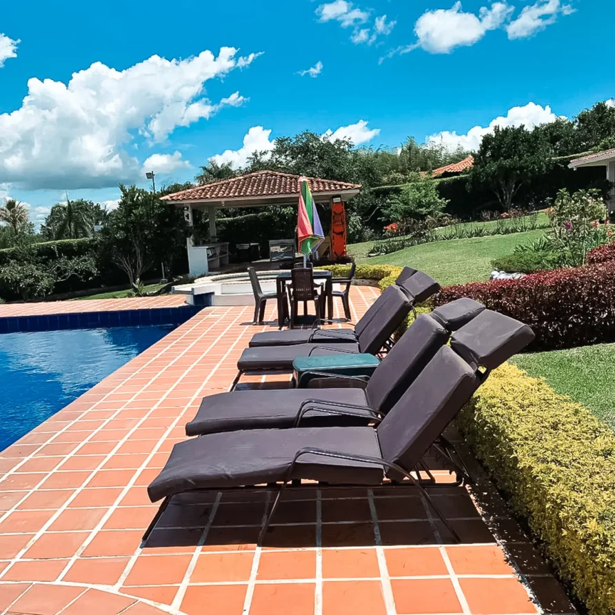 finca villa aura con vista al lago calima