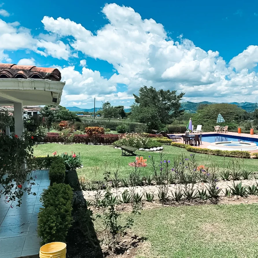 finca villa aura con vista al lago calima