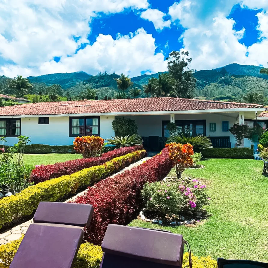 finca villa aura con vista al lago calima