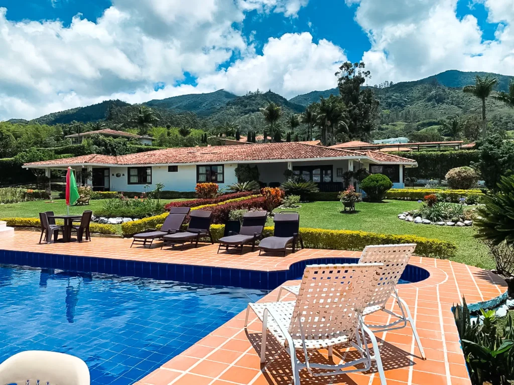 finca villa aura con vista al lago calima