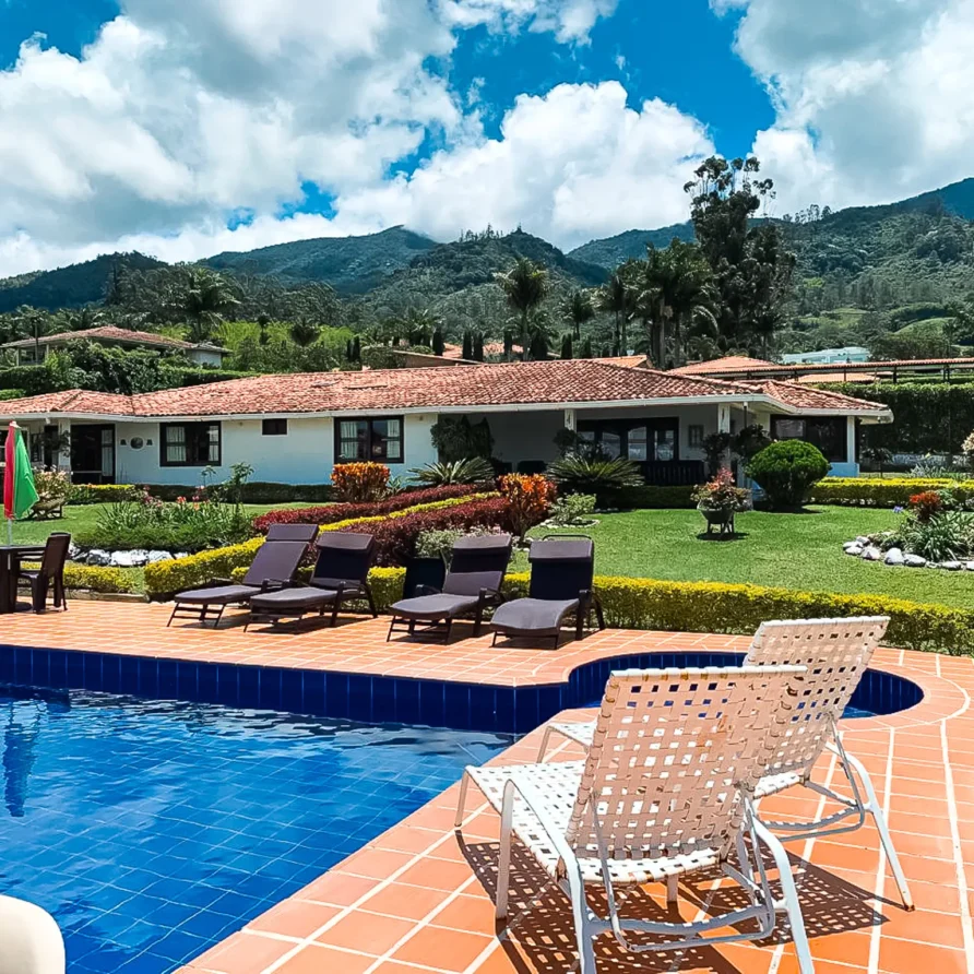 finca villa aura con vista al lago calima