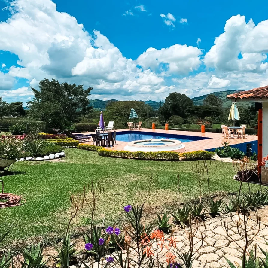 finca villa aura con vista al lago calima