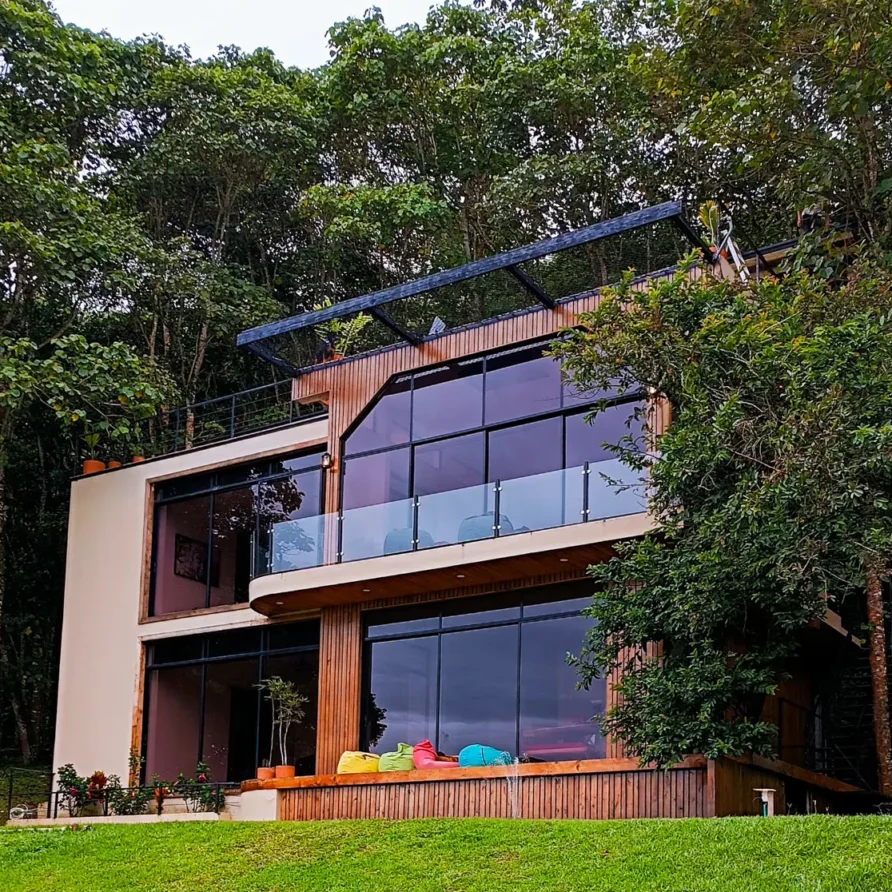 El Oasis: Lujosa Casa Completa con Vistas al Lago Calima, Bosque y Privacidad Total (Hasta 16 Huéspedes)