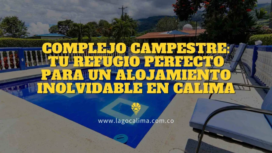 Piscina de complejo campestre con sillas de descanso y exuberante vegetación en Lago Calima, ideal para alojamiento.