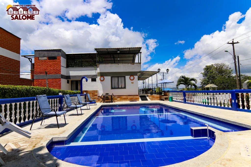 Piscina del Complejo Campestre Salomé en Lago Calima bajo cielo azul claro y soleado.
