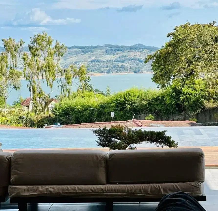 Hermosa casa campestre con piscina infinita y vista panorámica al Lago Calima.
