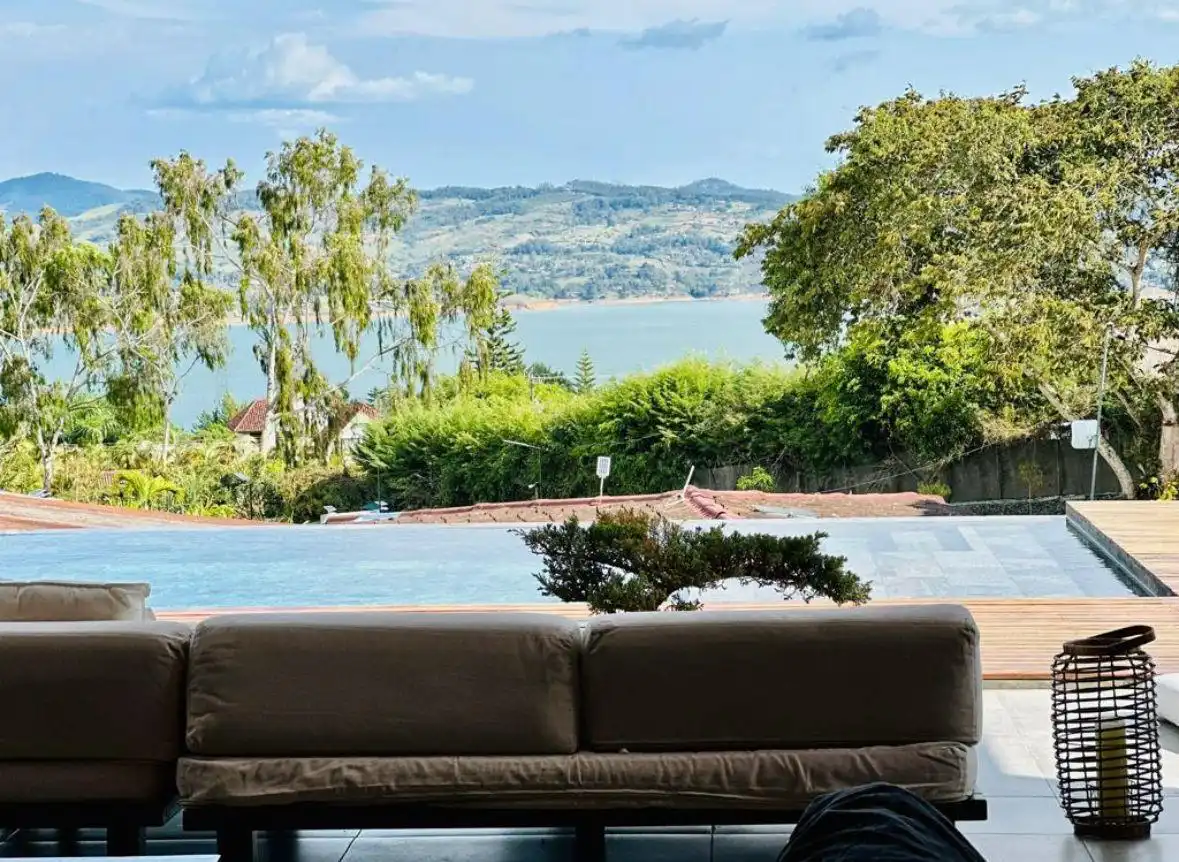 Hermosa casa campestre con piscina infinita y vista panorámica al Lago Calima.
