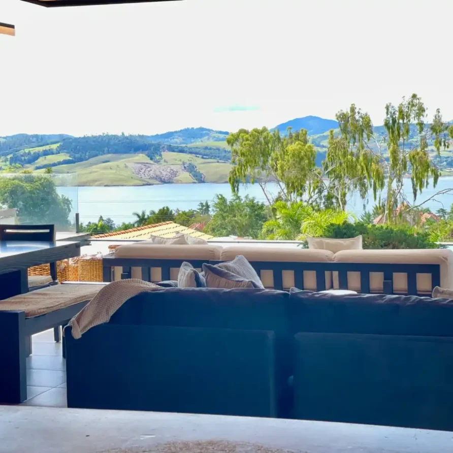 Terraza moderna de casa campestre con vista panorámica al Lago Calima y montañas verdes.