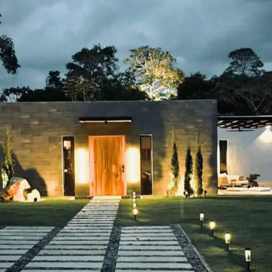 Arquitectura moderna de lujo en Calima, El Darién, con elegante diseño exterior y luces cálidas.