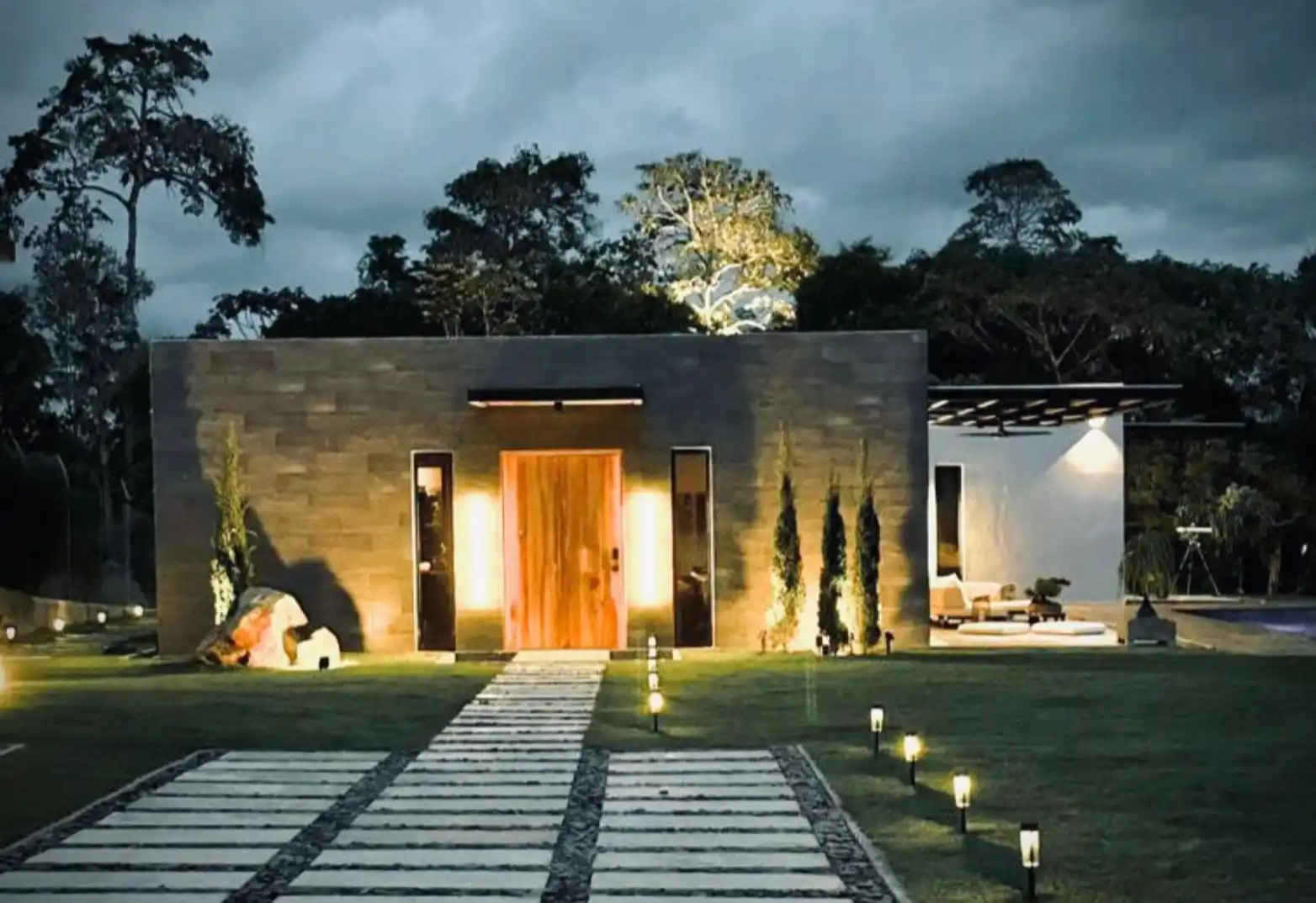 Arquitectura moderna de lujo en Calima, El Darién, con elegante diseño exterior y luces cálidas.