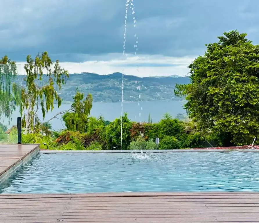 Hermosa casa campestre con piscina al aire libre, ofreciendo una vista impresionante del lago Calima.