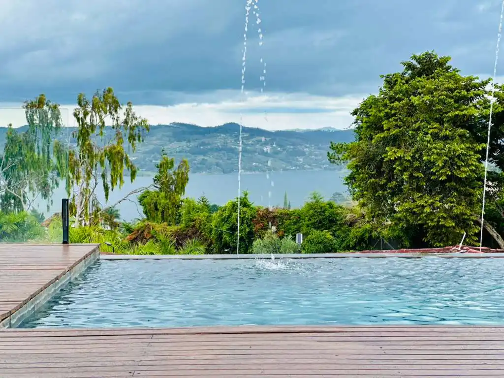 Hermosa casa campestre con piscina al aire libre, ofreciendo una vista impresionante del lago Calima.