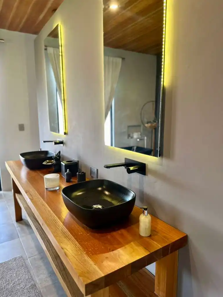 Doble lavabo moderno en madera y espejos iluminados, ideal para una hermosa casa campestre en Lago Calima.