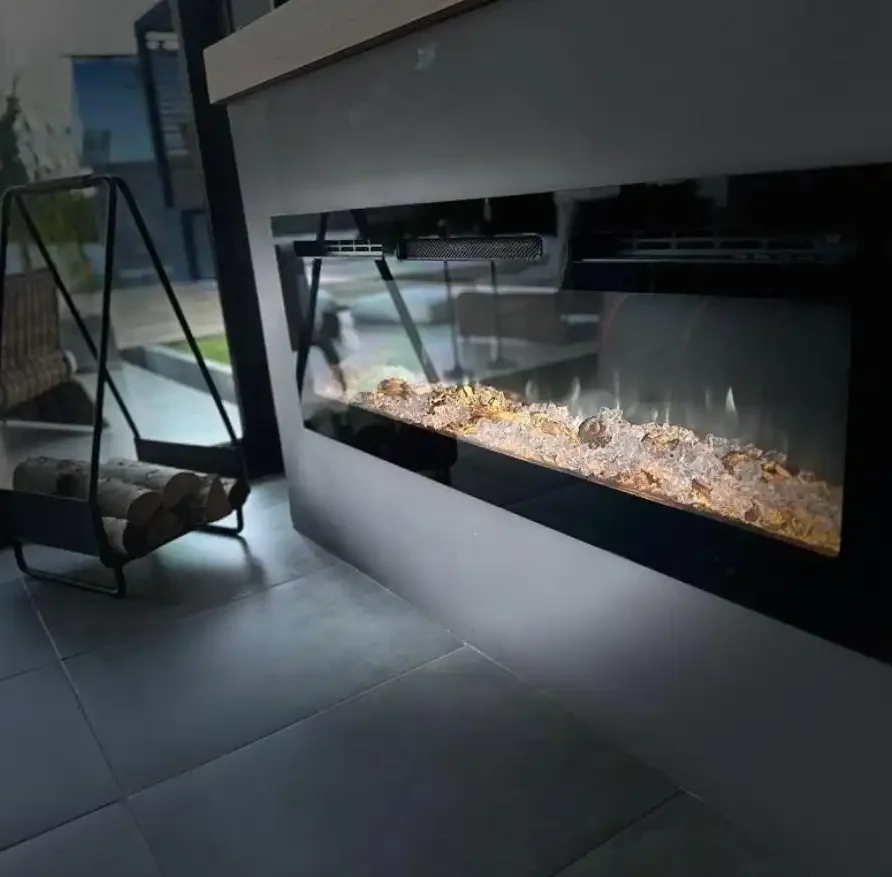 Chimenea de diseño contemporáneo con efecto de fuego y cristales, junto a un porta leña en hogar Kommo.