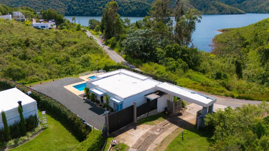 Cabaña Privada en Calima El Darién: Vista al Lago, Piscina y Confort Total