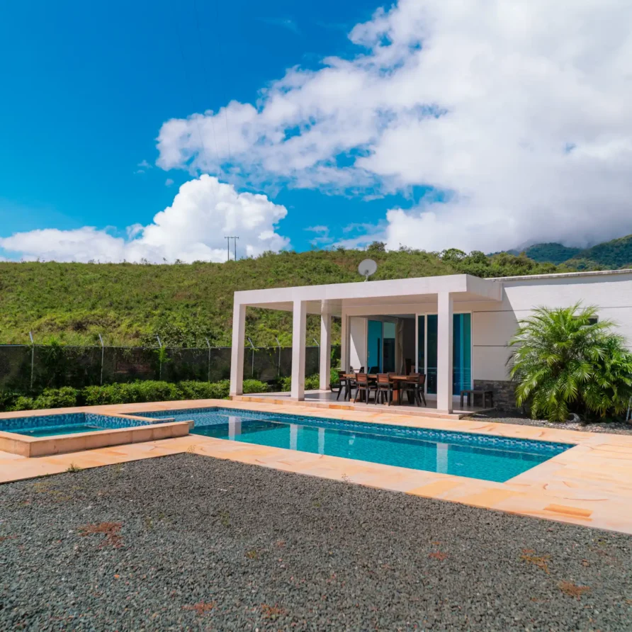Moderna casa con piscina, jacuzzi y terraza. Vistas a verdes montañas, ideal para vacaciones en Lago Calima.