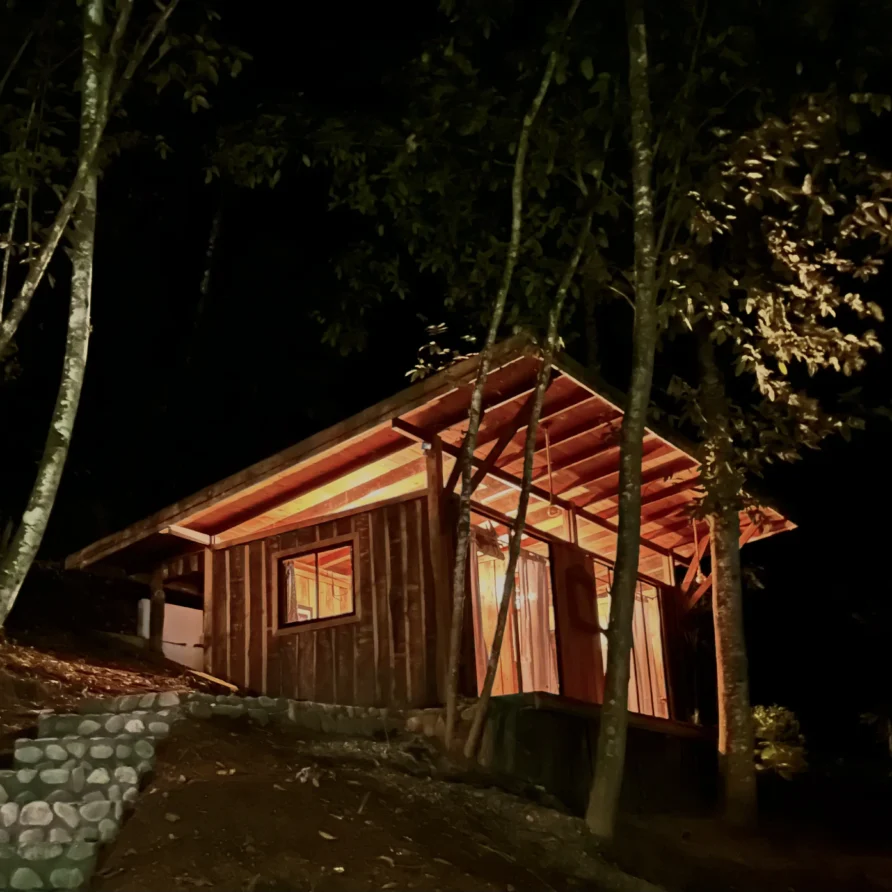 Planes Turisticos 106 Cabaña de madera iluminada en la noche, ideal para parejas cerca de Lago Calima.