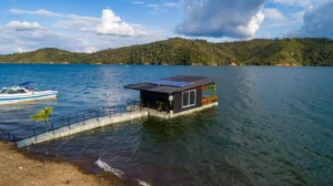 Vistas panorámicas de un glamping flotante en el Lago Calima, primer lodge sobre el agua del suroccidente colombiano.