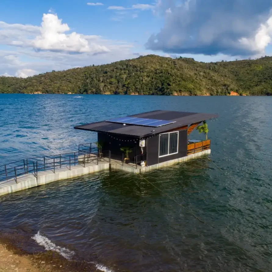 Vistas panorámicas de un glamping flotante en el Lago Calima, primer lodge sobre el agua del suroccidente colombiano.