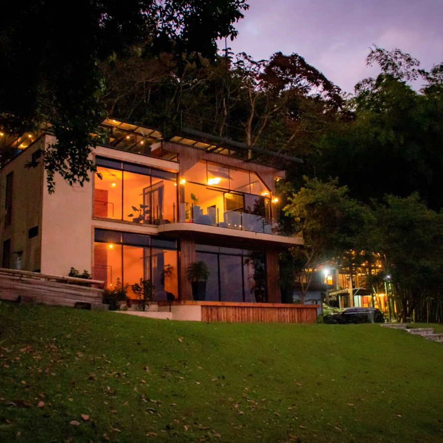 El Oasis: Lujosa Casa Completa con Vistas al Lago Calima, Bosque y Privacidad Total (Hasta 16 Huéspedes) Fenix